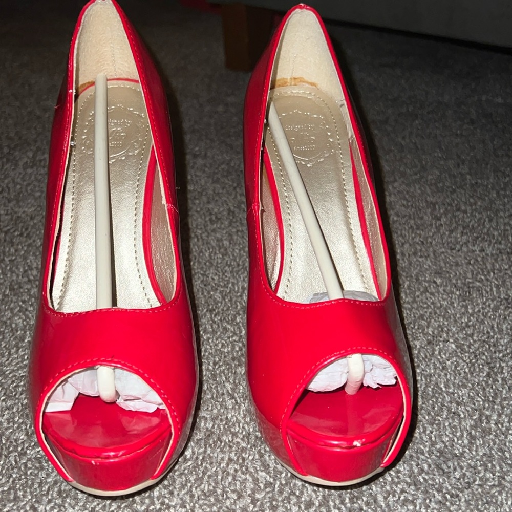Red pumps